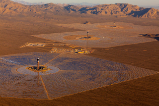 Illustration for article titled La planta solar más grande del mundo ciega a los pilotos cercanos